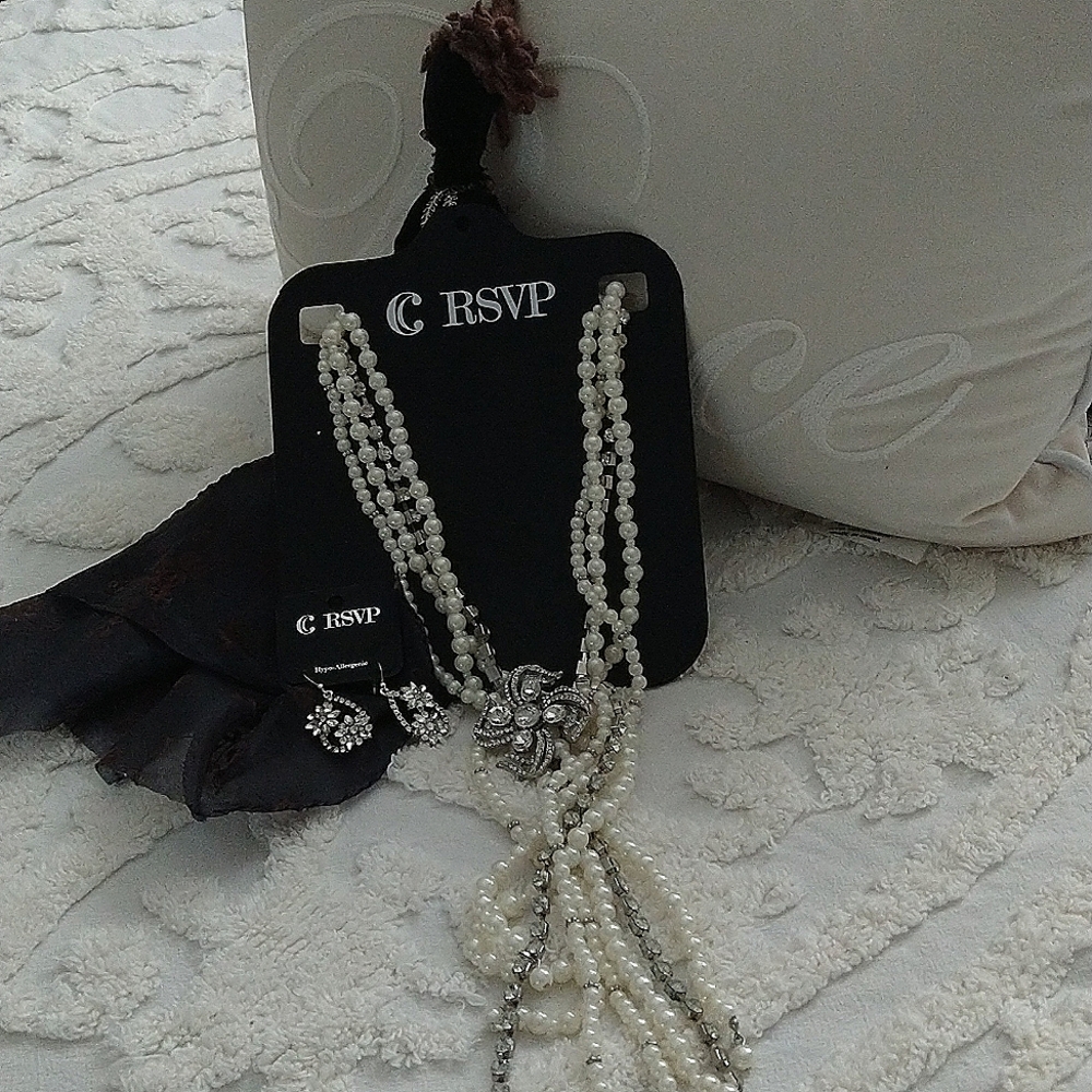 Pearls and Glitter necklace and earrings